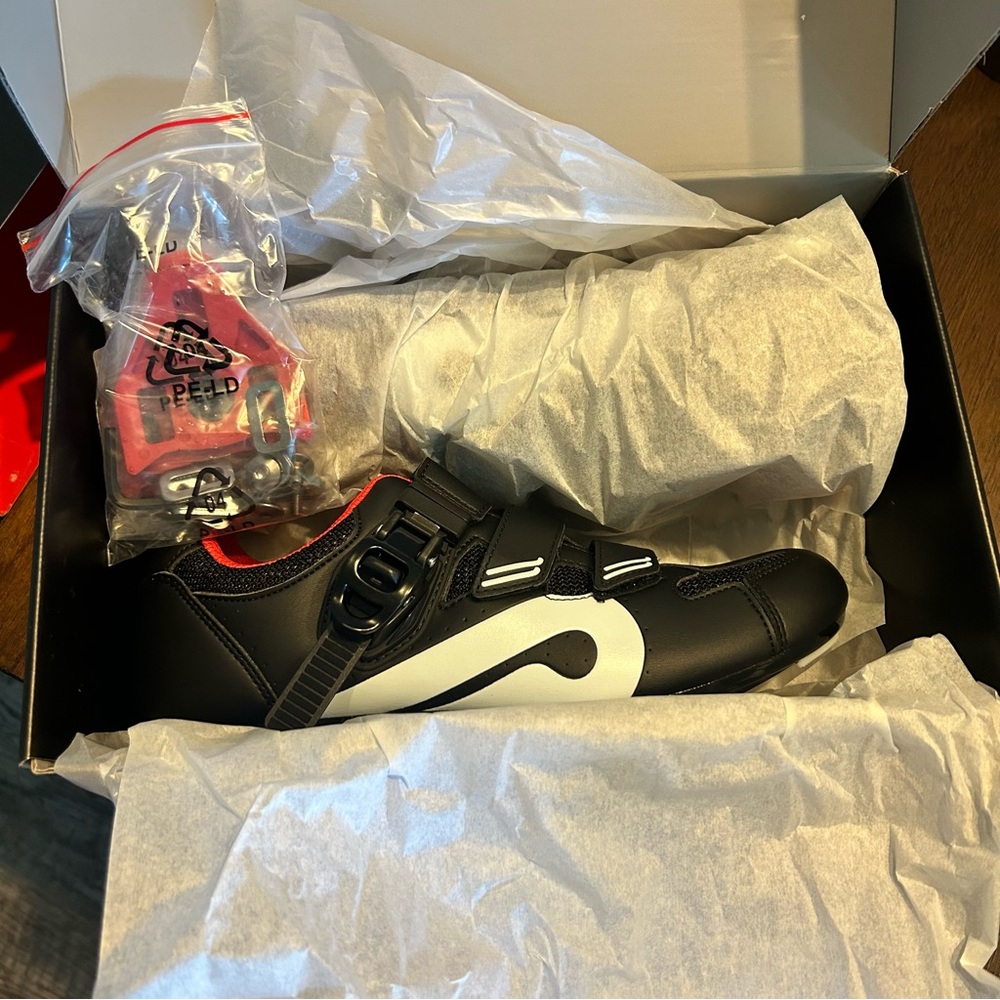 Peloton Cycling shoes size 39, women’s 8. New in box